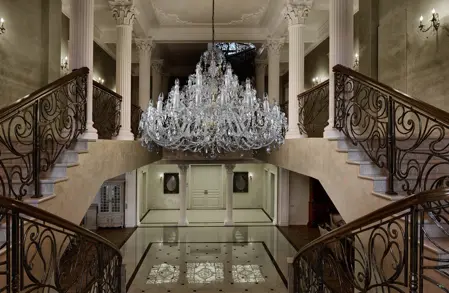 Kristallkronleuchter über der Treppe im Schlossstil EL1073501 Kristallkronleuchter über der Treppe im Schlossstil EL1073501