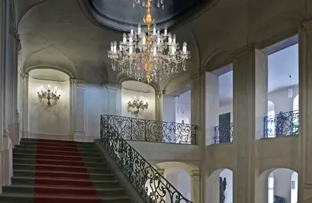 Großer Messingkronleuchter über der Treppe im Schlossstil EL9003004PT Großer Messingkronleuchter über der Treppe im Schlossstil EL9003004PT