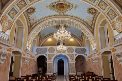 Die Kronleuchter, die die Kathedrale St. Stephan in Kroatien erleuchten